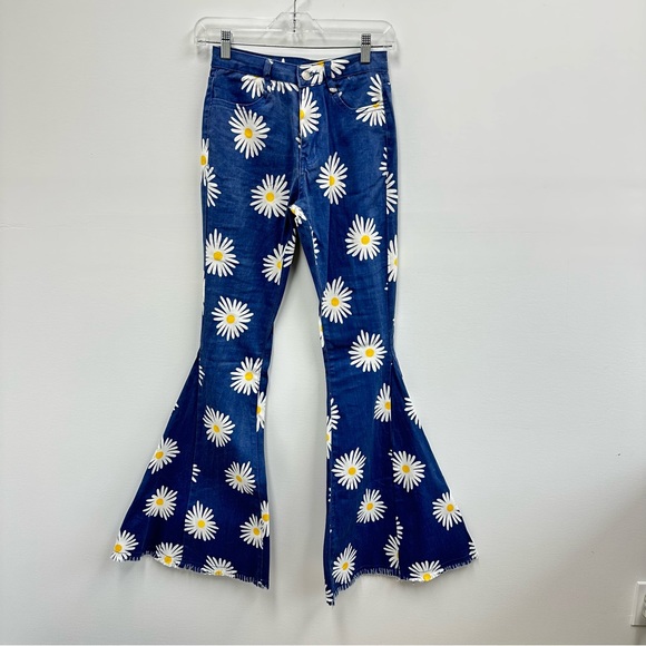 ⛔️SOLD⛔️Altar'd State High Rise Ultra Flare 70's Inspired Daisy Print Blue Jeans - Picture 5 of 11